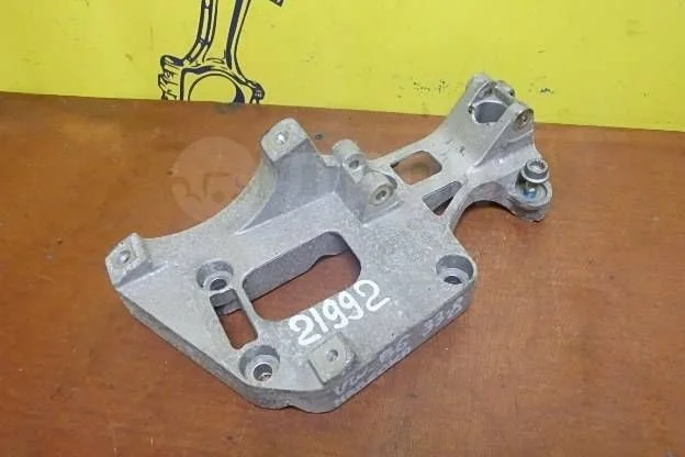 Кронштейн вспомогательных механизмов Volkswagen Passat B6 (2005—2010)