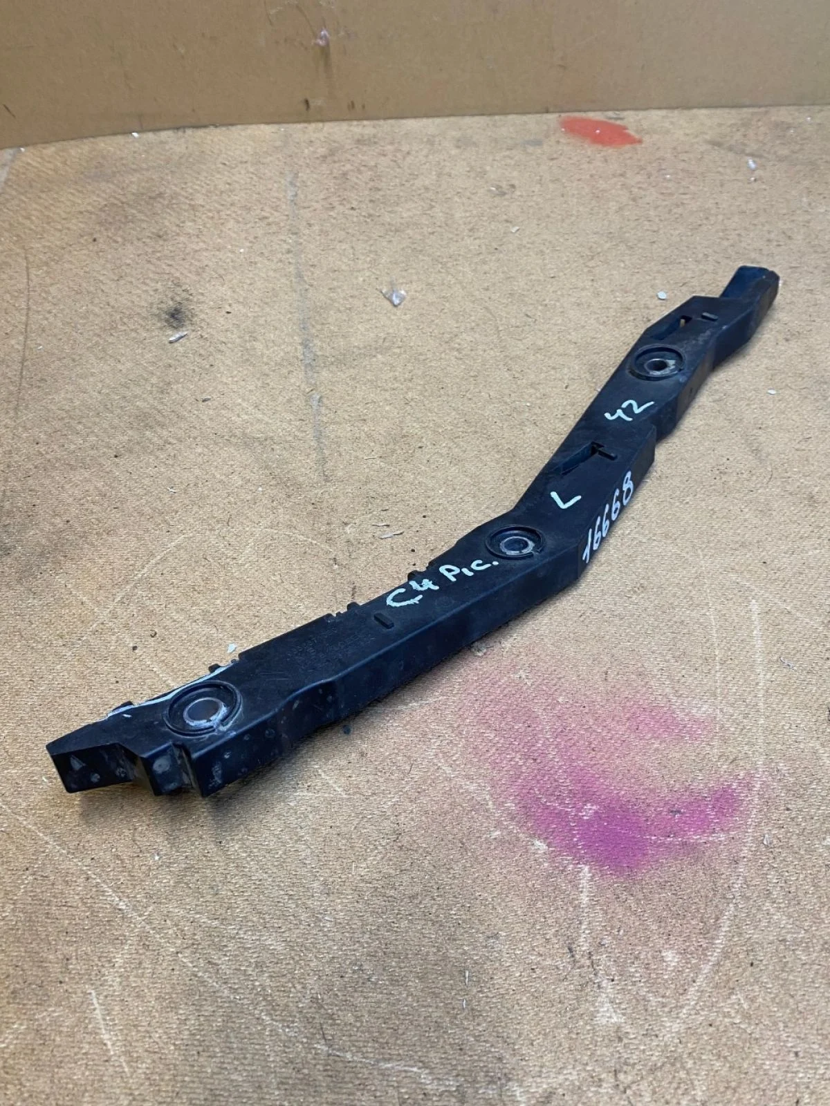 Кронштейн крыла переднего Citroen C4 Picasso I (2006—2013)