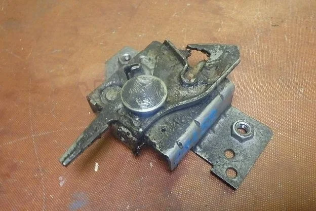 Замок капота Ford Fusion I рестайлинг (2005—2012)