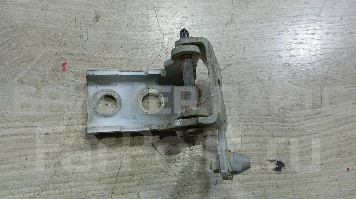 Петля двери пер левой Пежо 308