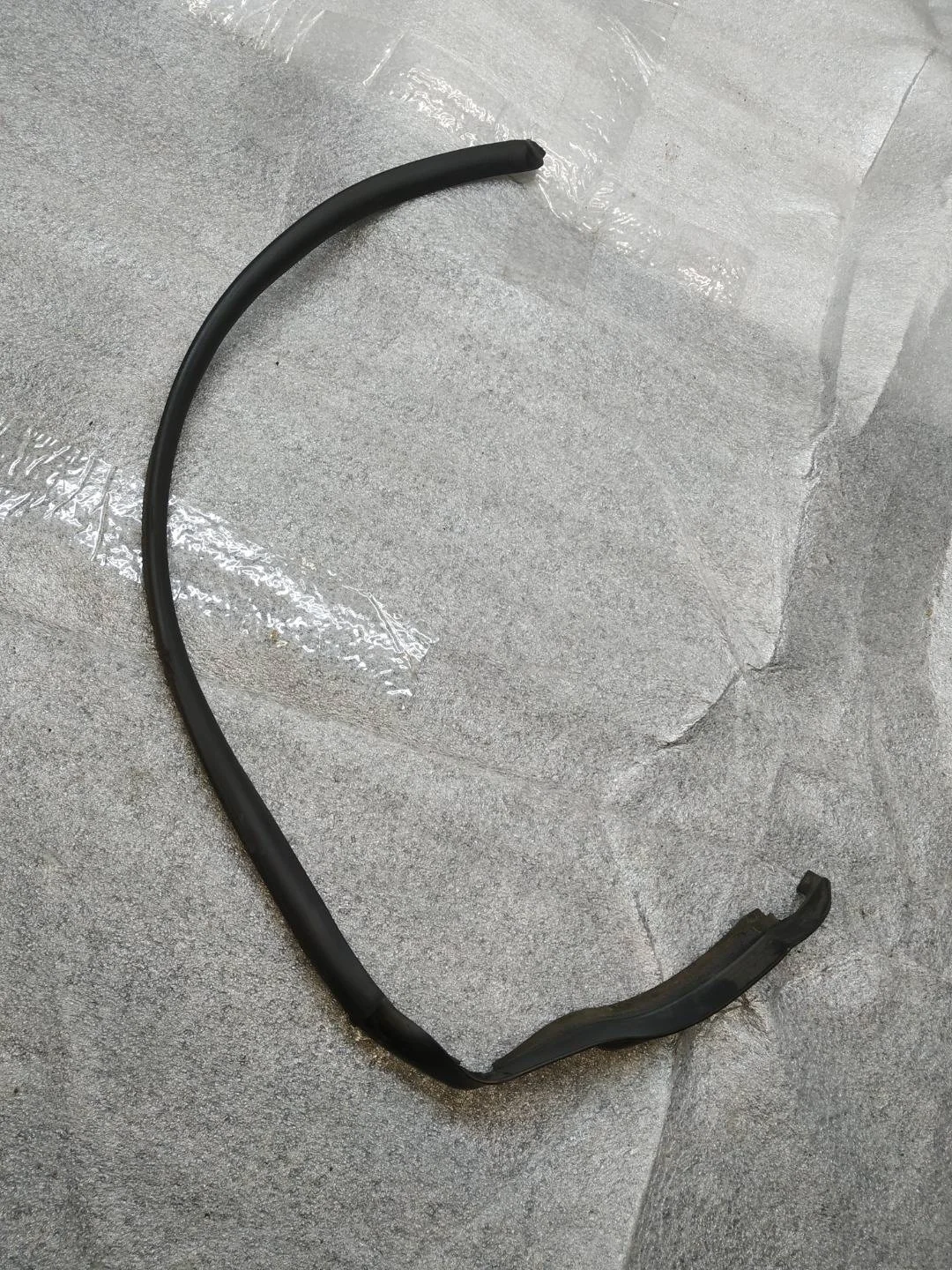 уплотнитель дверного проема задний правый Volkswagen Touareg 2 7P6 2013