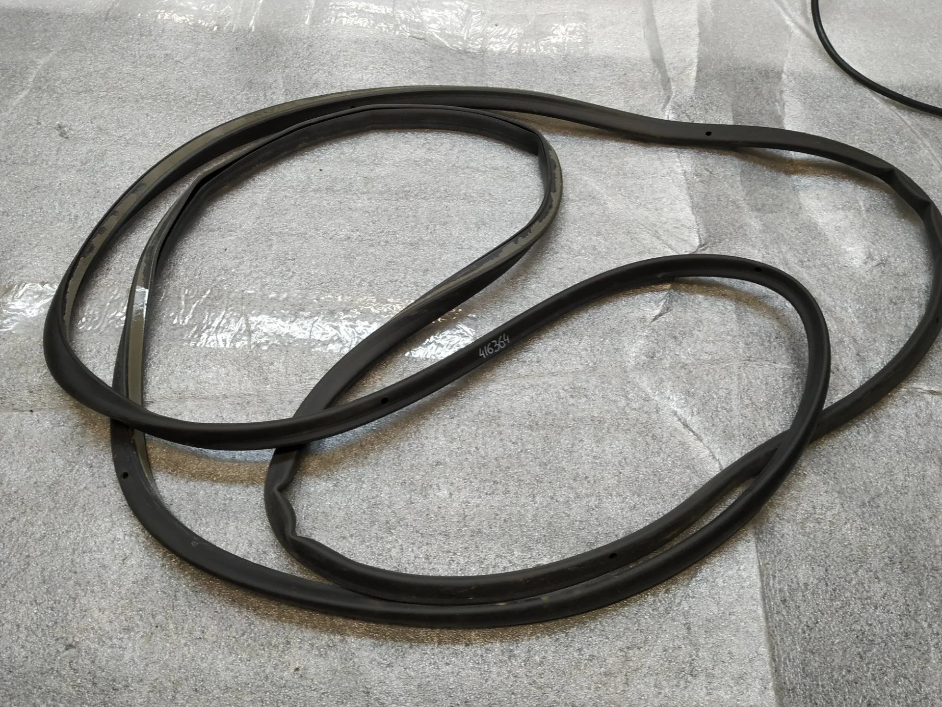 уплотнитель дверного проема задний Volkswagen Touareg 2 7P6 2013