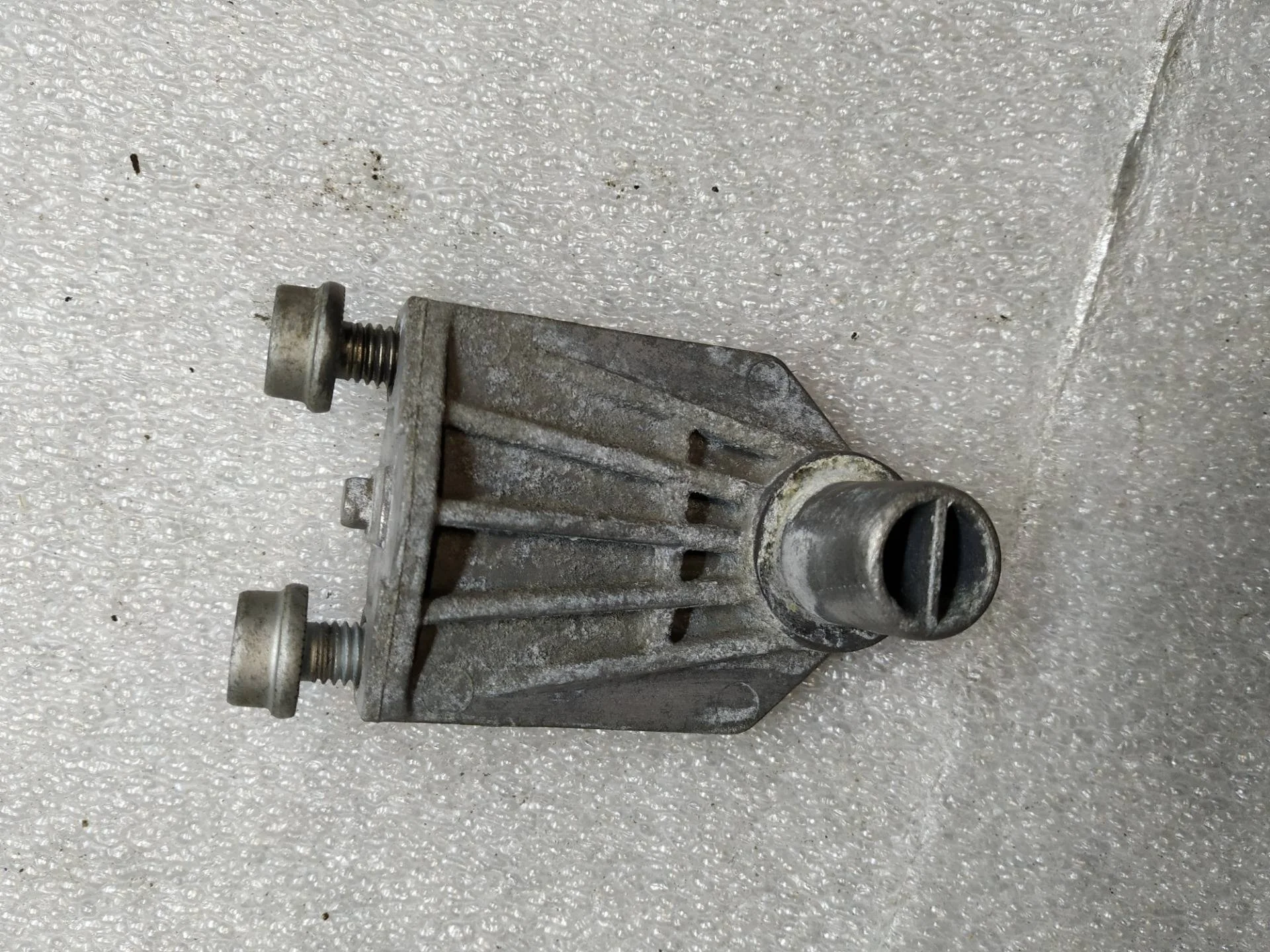 кронштейн (крепление) Volkswagen Touareg 2 7P6 2015