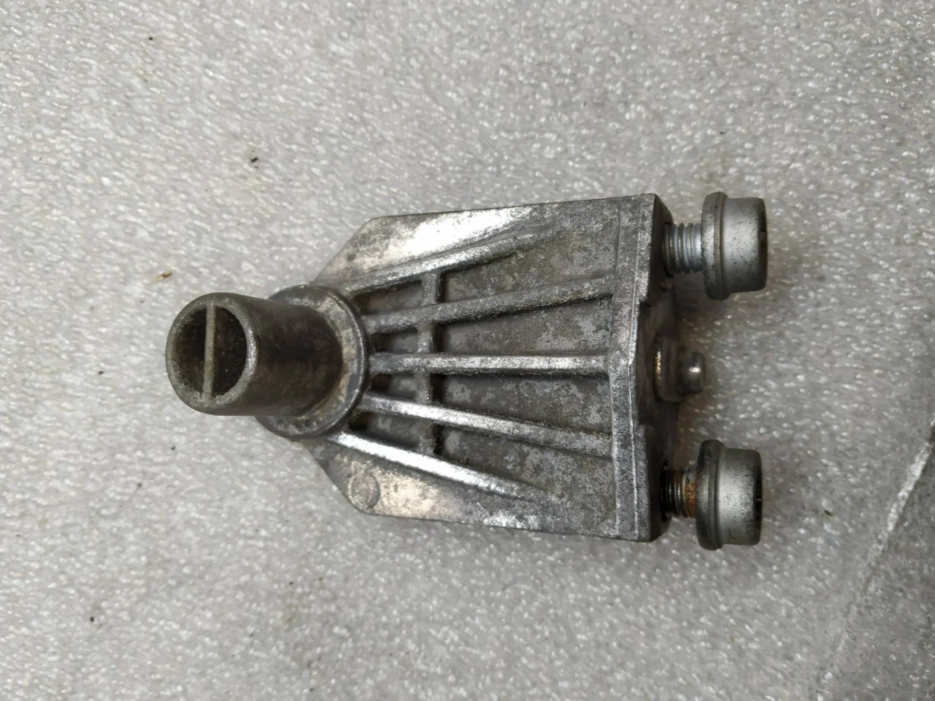 кронштейн (крепление) Volkswagen Touareg 2 7P6 2015