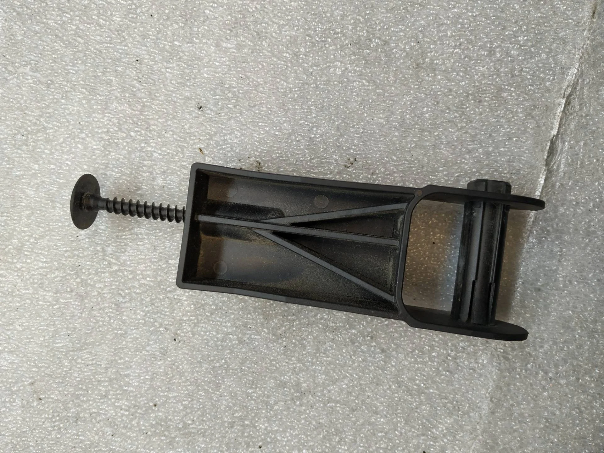 кронштейн (крепление) правый Volkswagen Touareg 2 7P6 2015