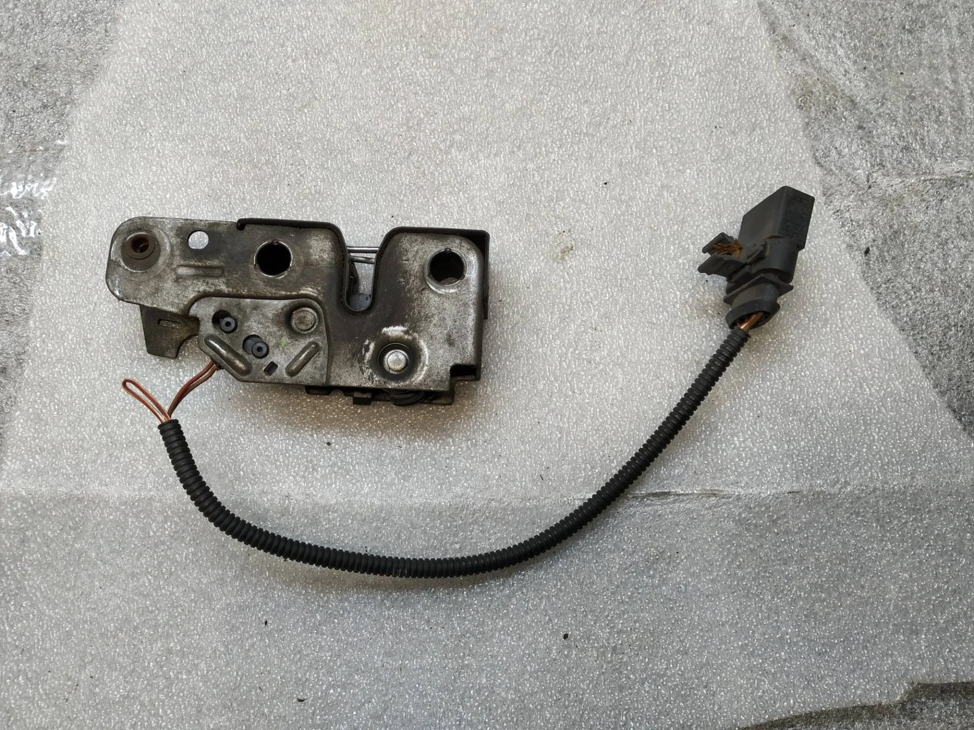 замок капота Volkswagen Touareg 2 7P6 2015