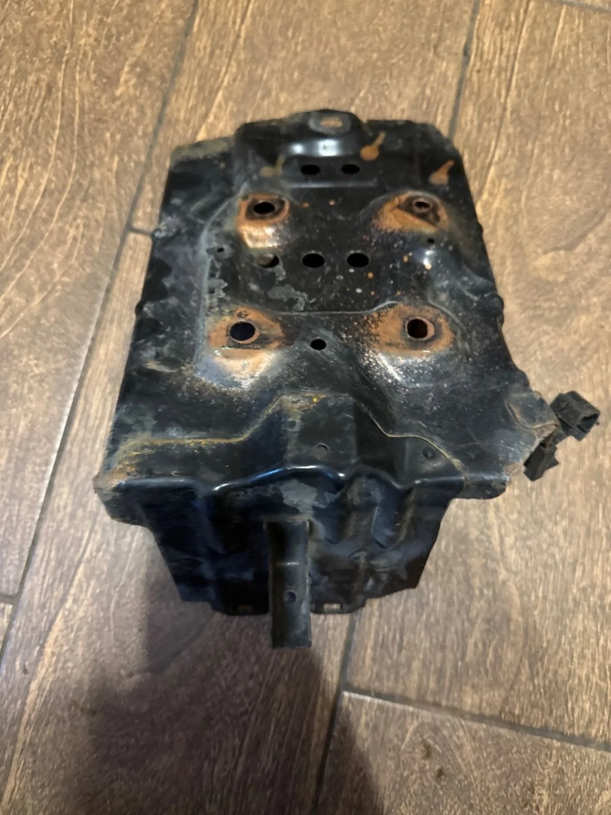 Крепление аккумулятора Nissan Almera Classic I (2006—2013)