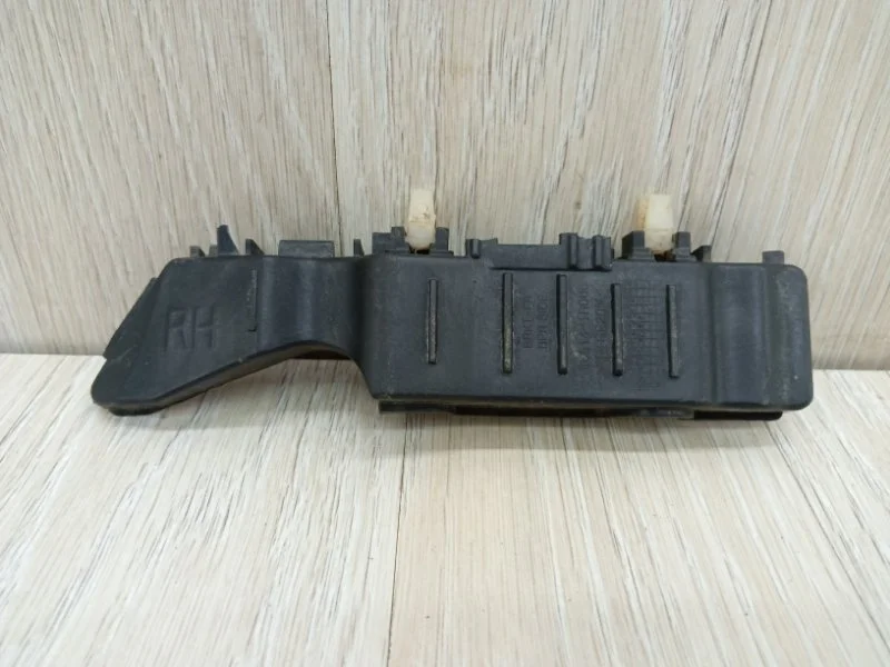 Кронштейн бампера Hyundai Solaris 865141R000 1, передний правый