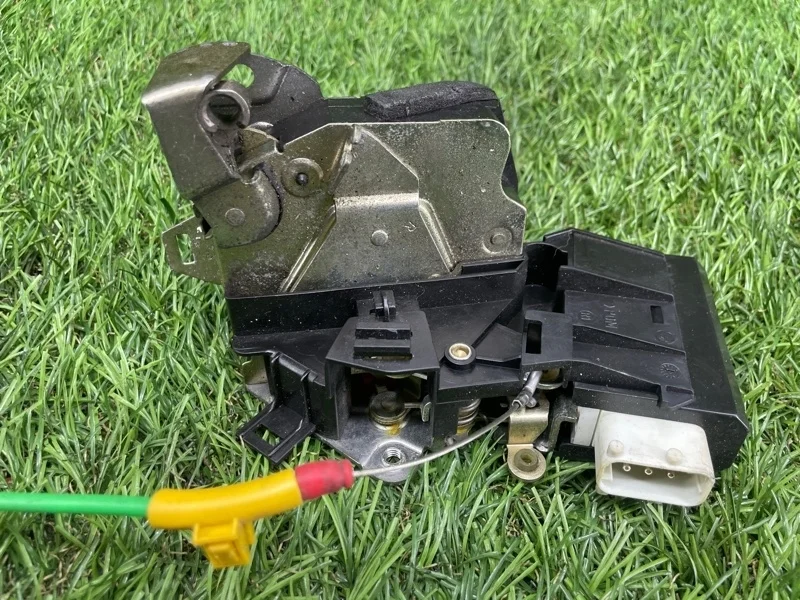 Замок боковой двери BMW 5 1998 51228125672 E39 M62B44, задний правый