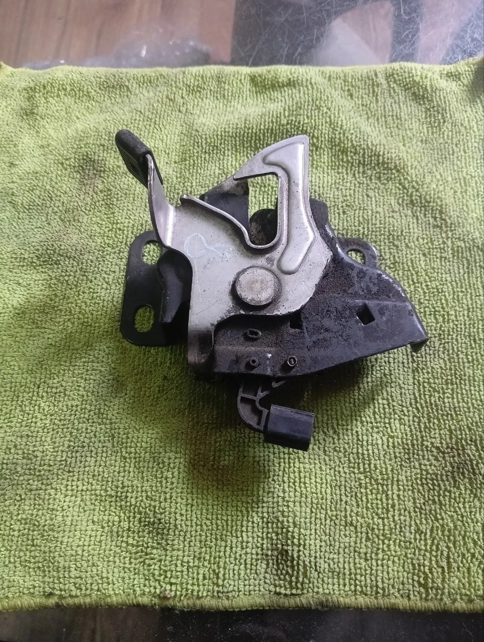 Замок капота Honda Accord 8 2008-2012