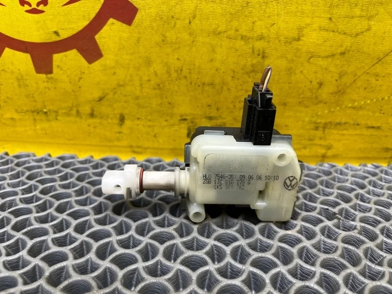 Активатор лючка бензобака Volkswagen Touareg 2006 1J0810773D 7LA 2.5 BAC