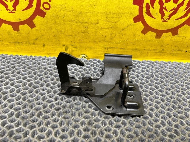 Замок капота Volkswagen Touareg 2006 6Q0823480B 7LA 2.5 BAC