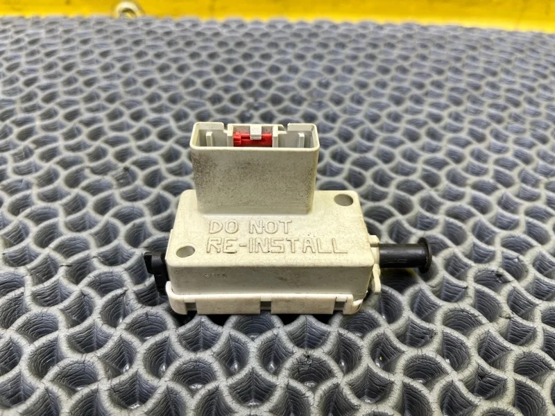 Датчик включения стоп сигнала chrysler Pacifica 2004 56045043AG 3.5 EGN