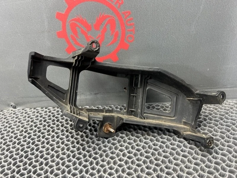 Кронштейн противотуманной фары Hyundai Grand Starex/H1 2011 922024H000 2.5 D4CB A743025, передний правый