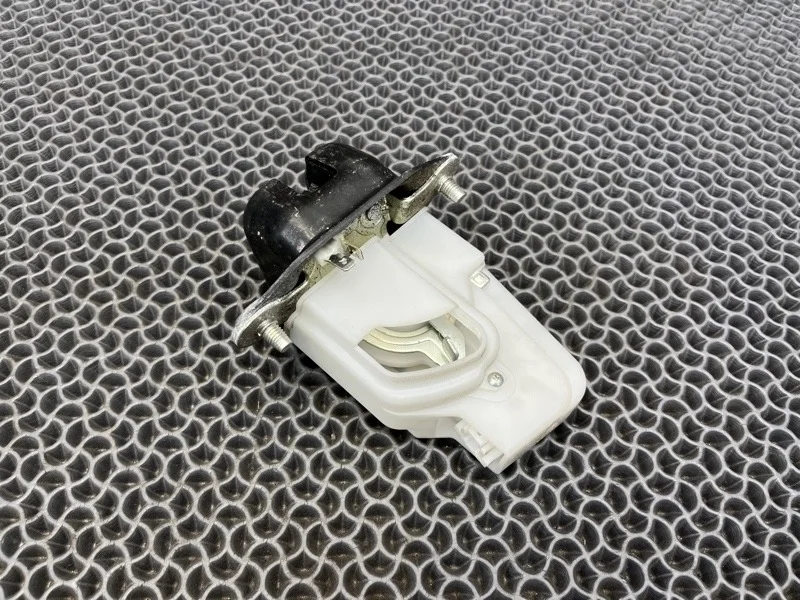 Замок крышки багажника Honda CR-V 3 2008 74800SMGE01 2.0 R20A2