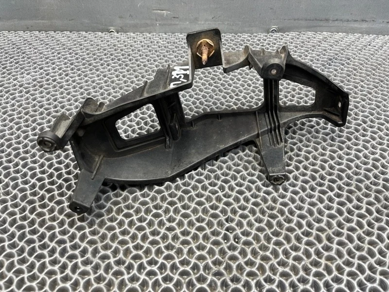 Кронштейн противотуманной фары Hyundai Grand Starex/H1 2008 922024H000 2.5 D4CB 8377905, передний правый