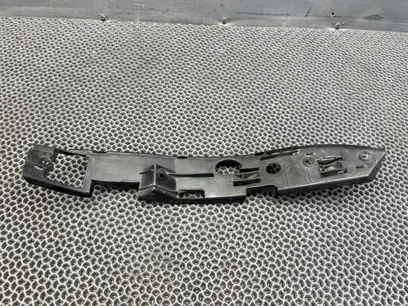 Кронштейн бампера Volkswagen Touareg 2006 7L6807184C 7LA 2.5 BAC, передний правый