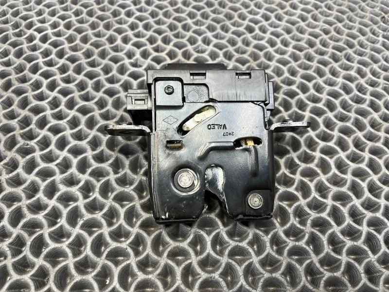 Замок крышки багажника Nissan Qashqai 2007 90502AV70A J10 1.5 K9K