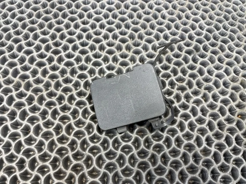 Заглушка буксировочного крюка Volvo XC90 2006 8662995 2.4 D5244T, передняя правая