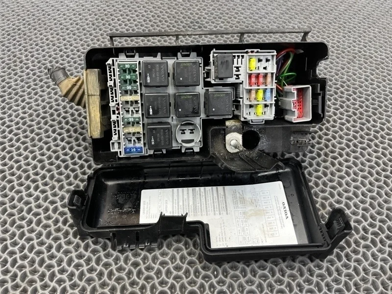 Блок предохранителей Volvo XC90 2006 30728132 2.4 D5244T