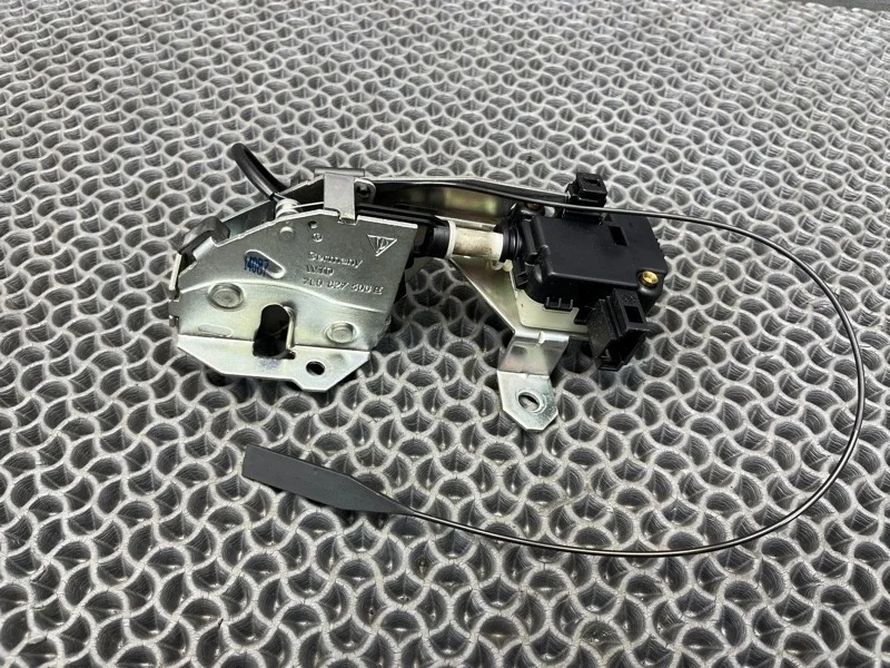 Замок стекла багажника Volkswagen Touareg 2007 7L6827501B 7L6 3.0 BKS