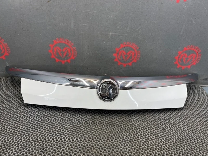 Накладка крышки багажника Opel Insignia 2011 13322627 1G A20DTH