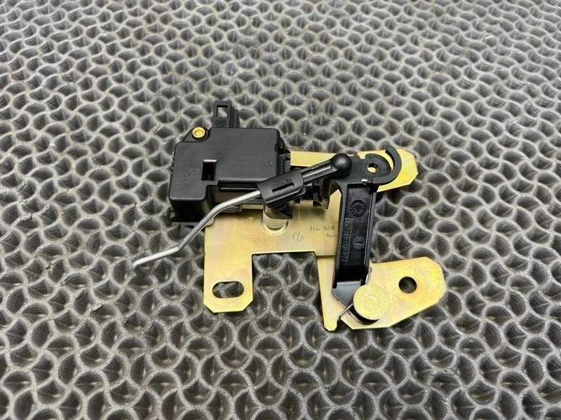 Активатор замка багажника Volkswagen Touareg 2006 7L6827425A 7LA 3.0 BKS