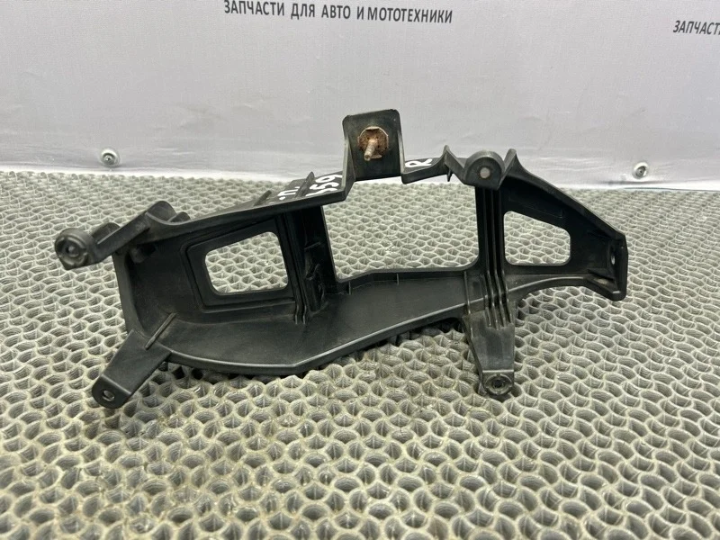 Кронштейн противотуманной фары Hyundai Grand Starex/H1 2010 922024H000 2.5 D4CB, передний правый