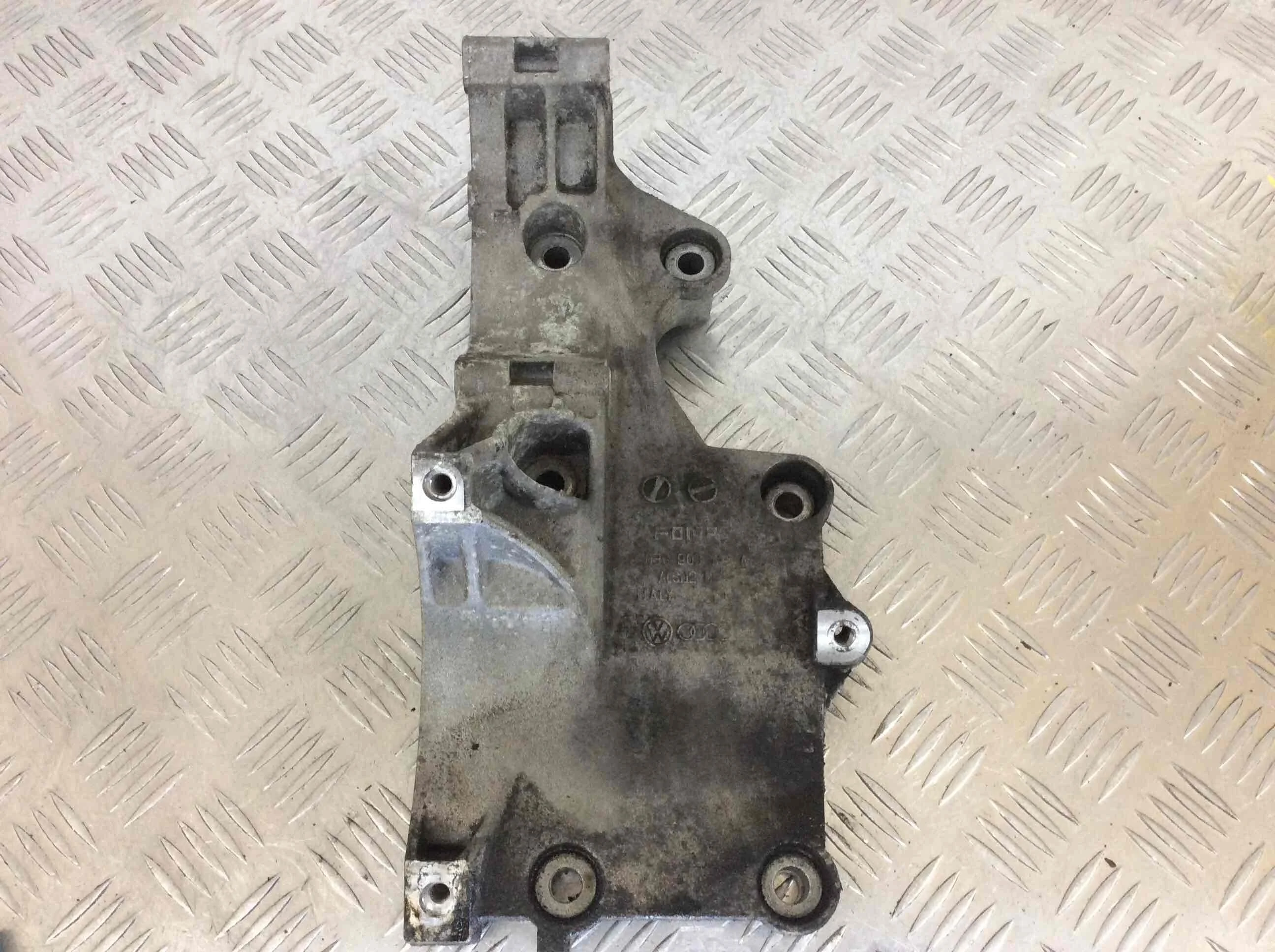 Кронштейн генератора Volkswagen Golf 5 поколение (2004-2009) дизель 2.0 TDI Механика Седан