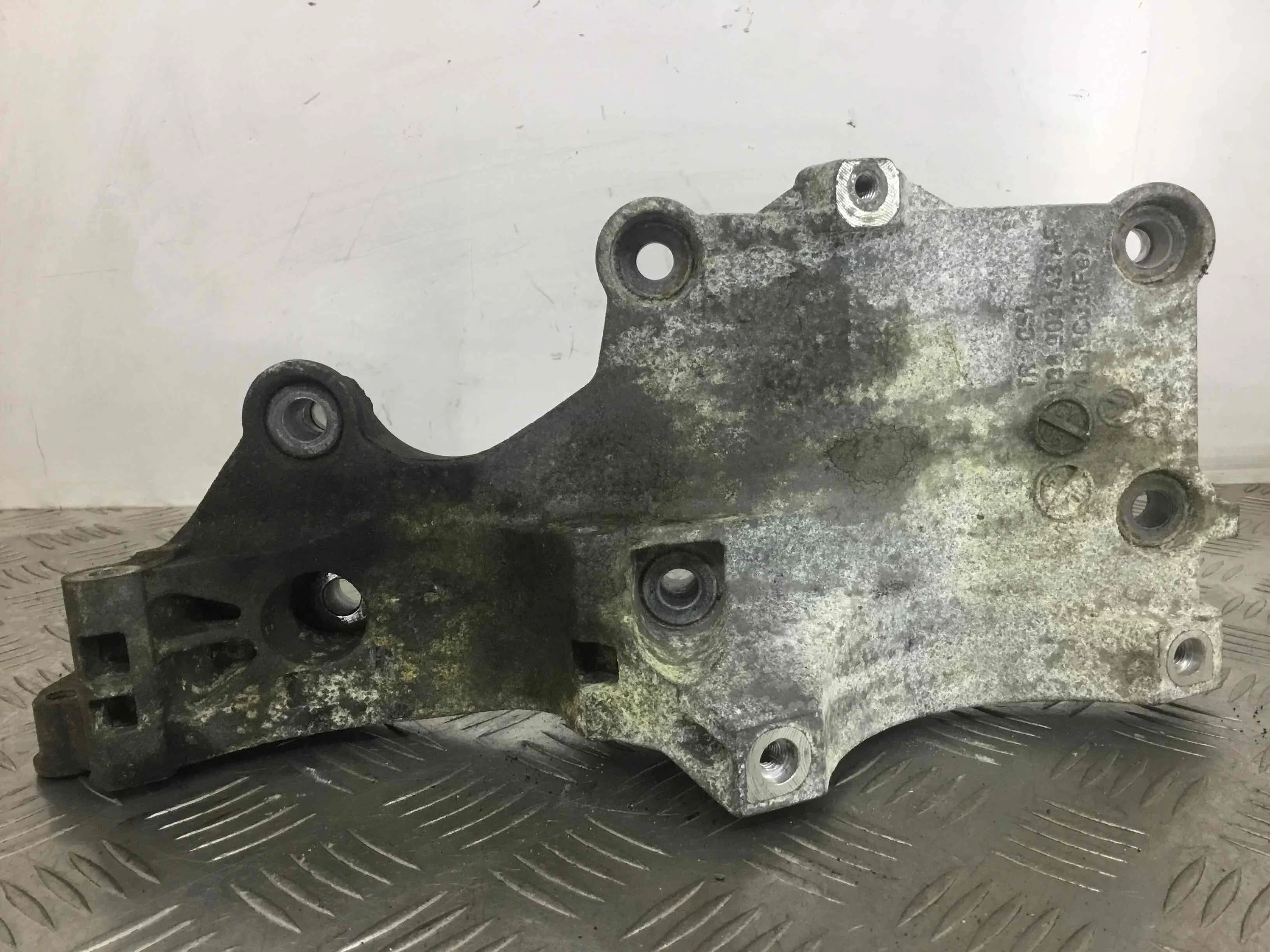 Кронштейн генератора Volkswagen Touran 1 поколение [рестайлинг] (2006-2010) дизель 1.9 TDE Механика Минивэн