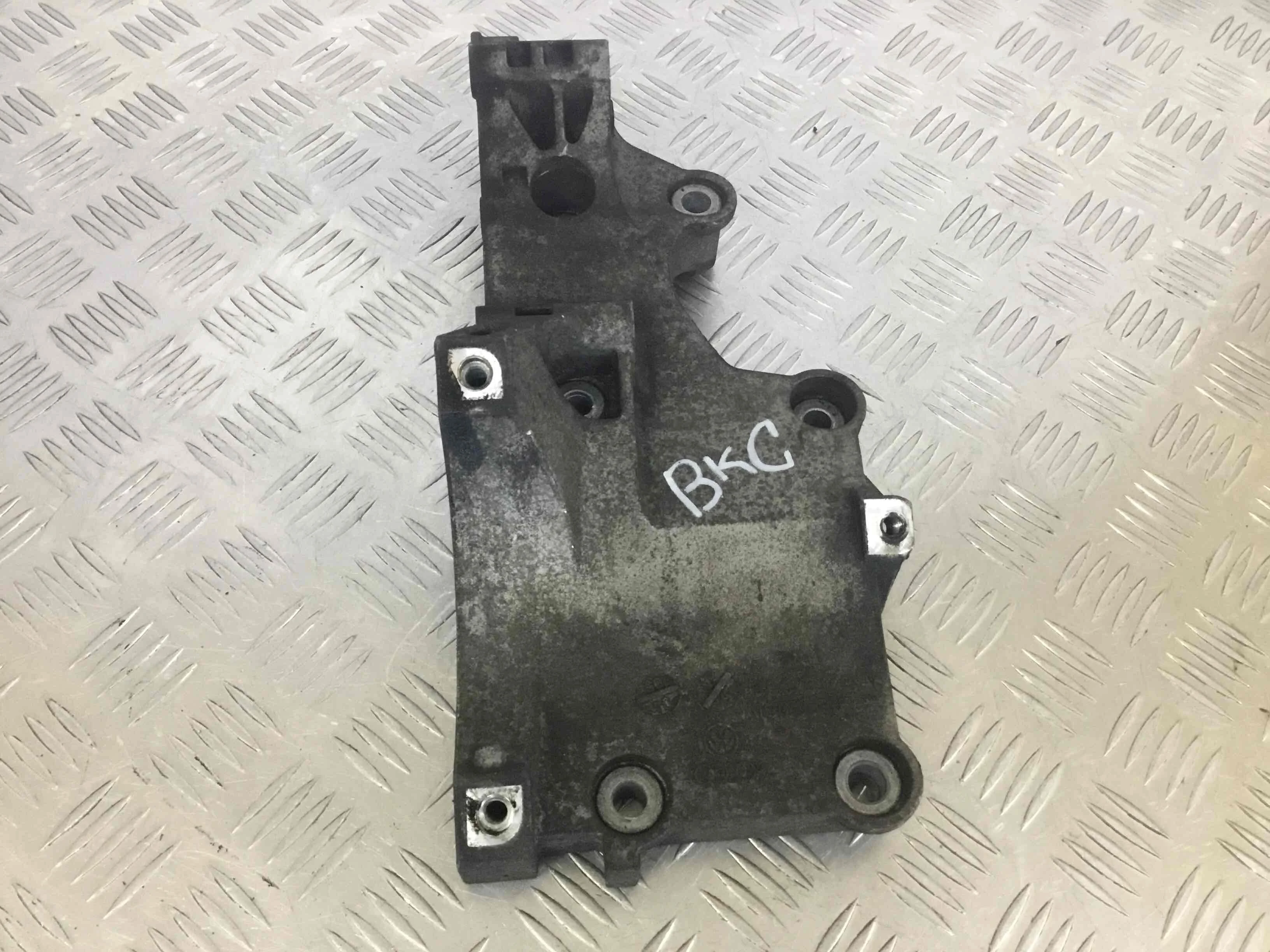 Кронштейн генератора Skoda Octavia Tour [рестайлинг] (2000-2010) дизель 1.9 TDI Механика Х/б