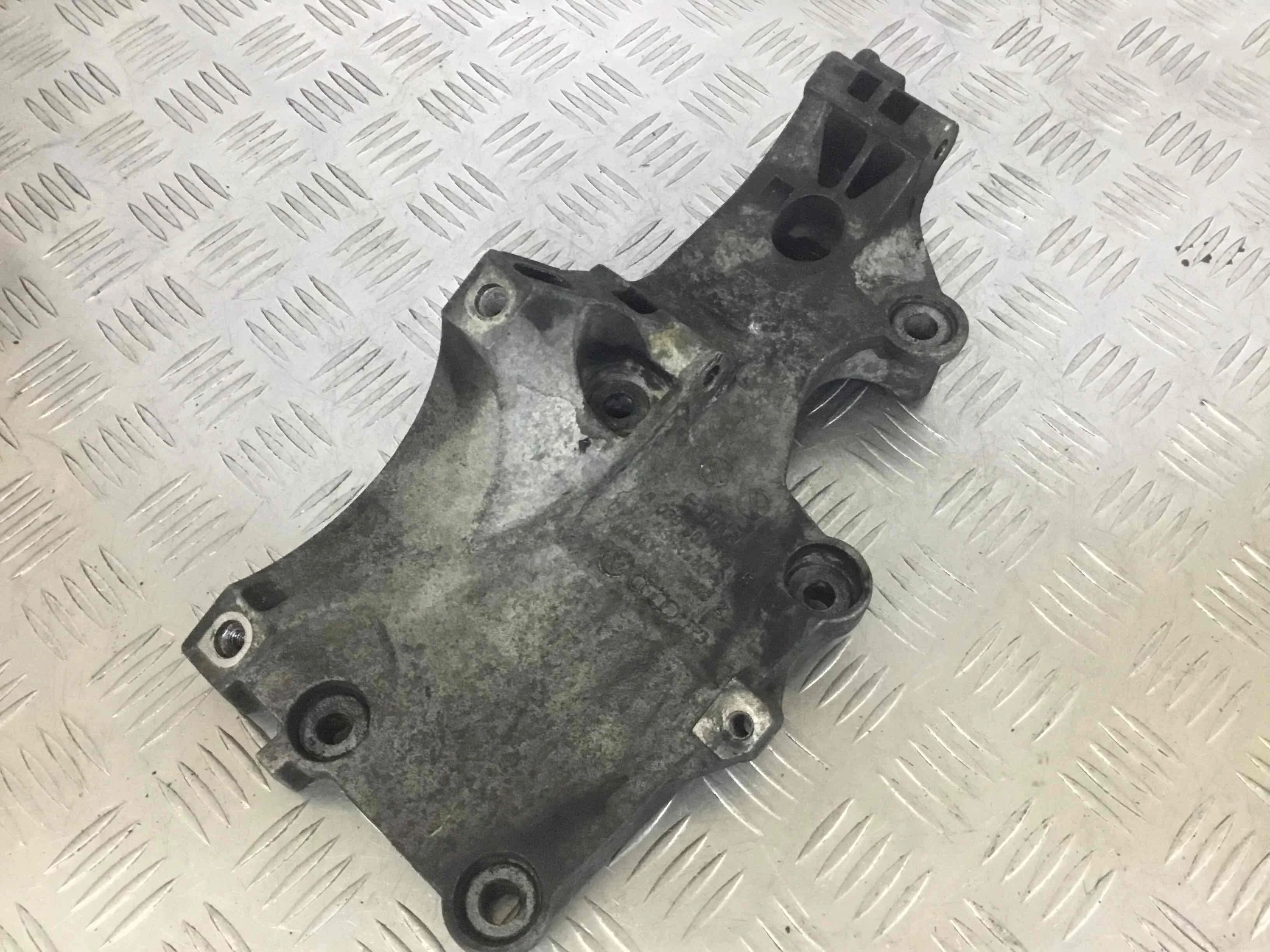 Кронштейн генератора Volkswagen Golf 5 поколение (2004-2009) дизель 1.9 TDI Механика Х/б