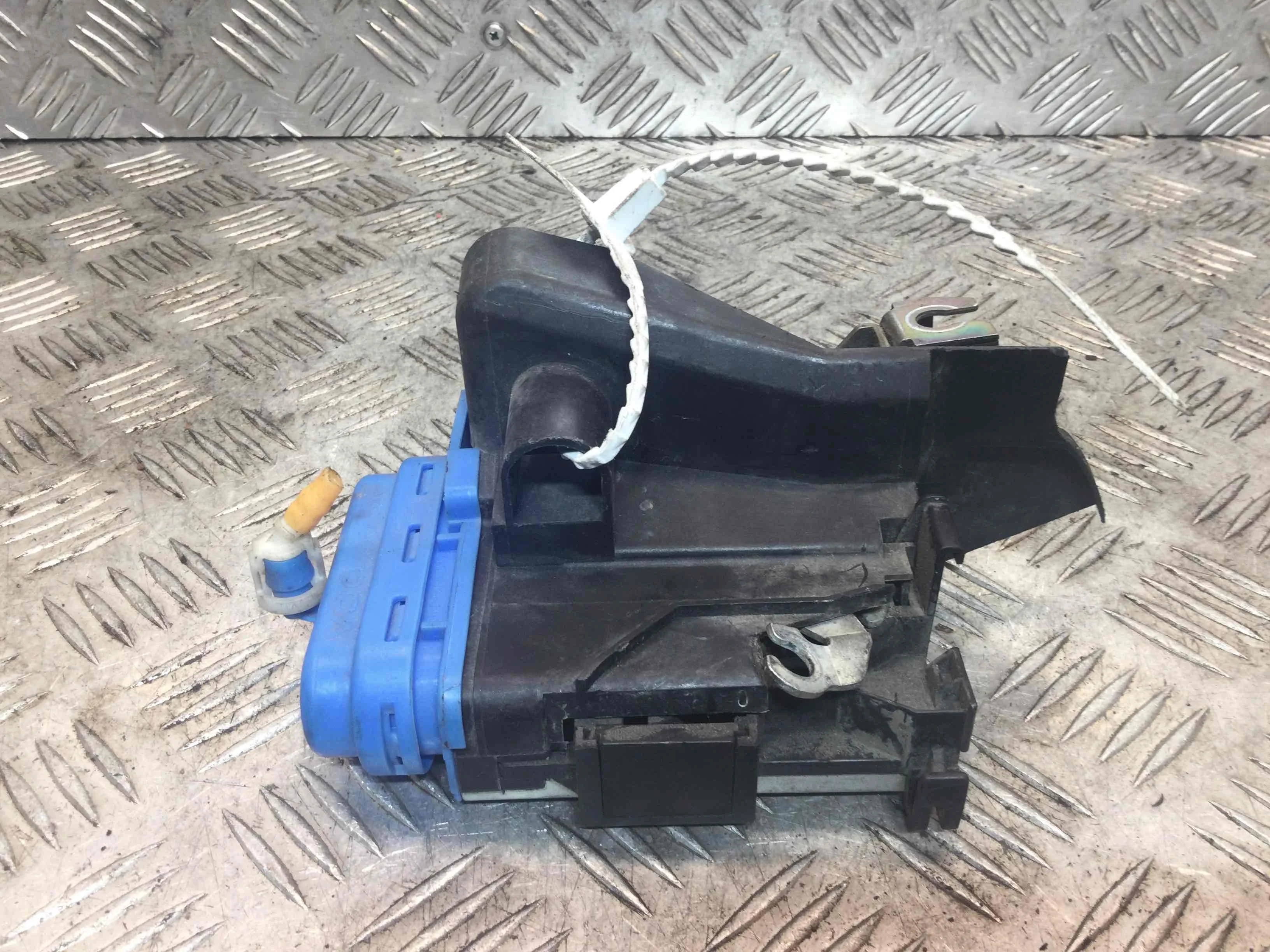 Замок двери задней правой Audi A4 B5 (1994-1999) дизель 1.9 TD Механика Универсал