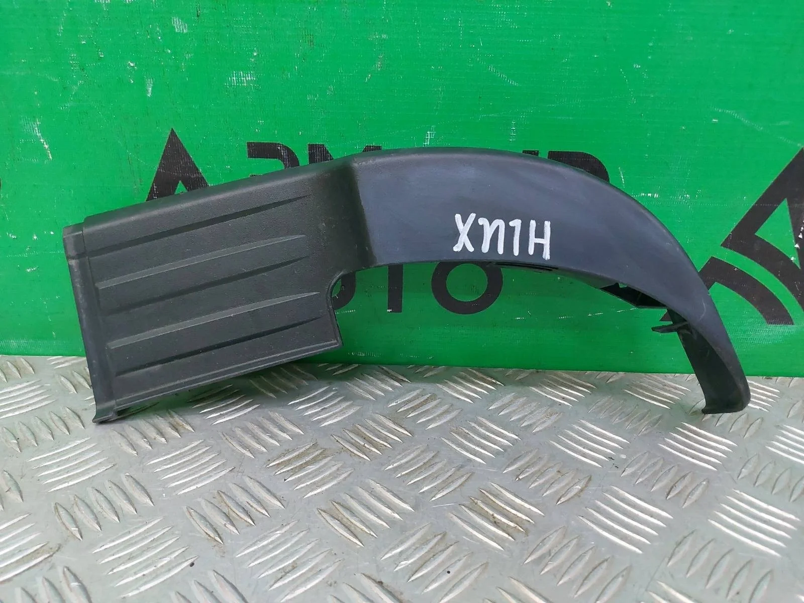 Накладка бампера верхняя Toyota Hilux 2015-нв 8