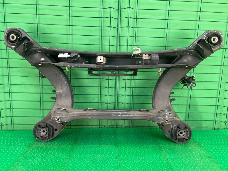 Балка Mercedes-Benz W204