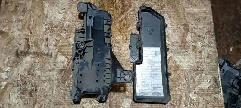 Корпус блока предохранителей Volvo XC70 2001 SZ