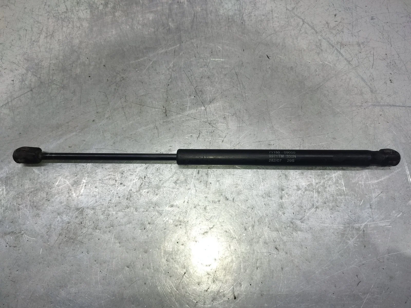 Амортизатор упор капота SsangYong Kyron 2009 D130