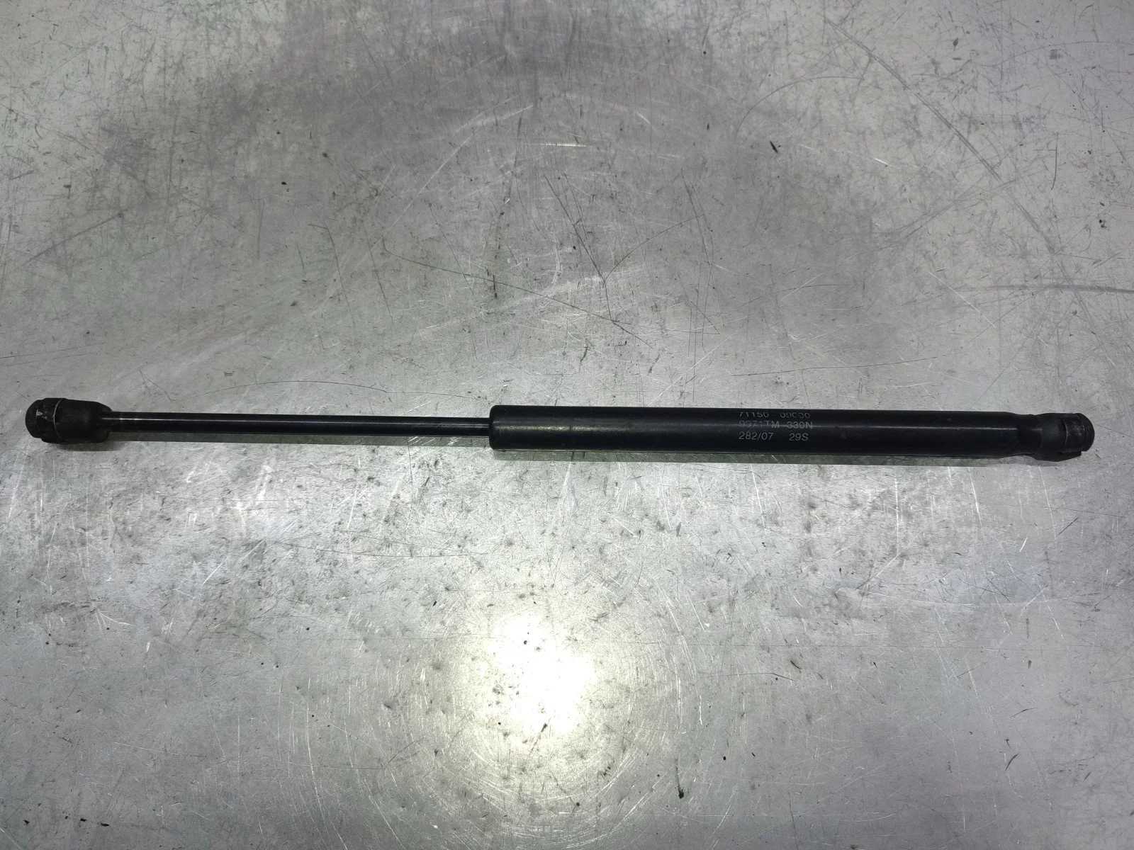 Амортизатор упор капота SsangYong Kyron 2009 D130