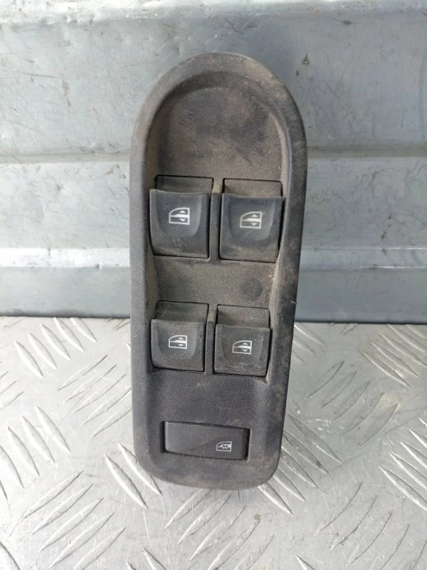 Блок управления стеклоподъемниками RENAULT DUSTER 2015-2018 254111342R, передний левый