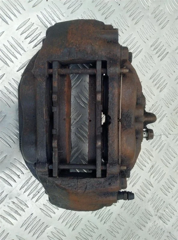 Суппорт передний правый Toyota Land Cruiser 200 (2008-2021) 2008 4773060280 4.5 D