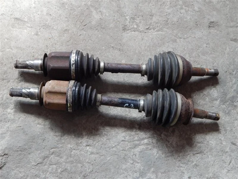 Полуось передняя левая (приводной вал, ШРУС) Nissan Navara (D40) 2004-2015 2011 39100EB300 2.5 D YD25DDTI