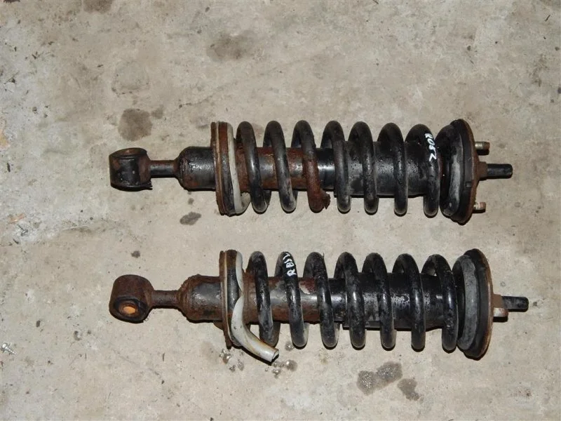 Амортизатор передний левый Nissan Pathfinder (R51M) 2004-2013 2006 56100EB31D ВНЕДОРОЖНИК 2.5 D YD25DDTI