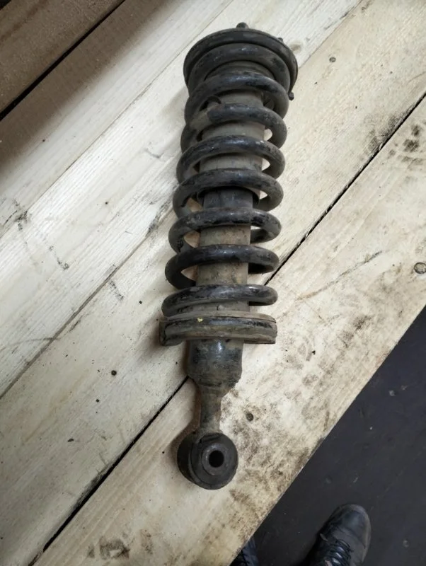 Амортизатор передний левый Nissan Pathfinder (R51M) 2004-2013 2006 56100EB31D ВНЕДОРОЖНИК 2.5 D YD25DDTI