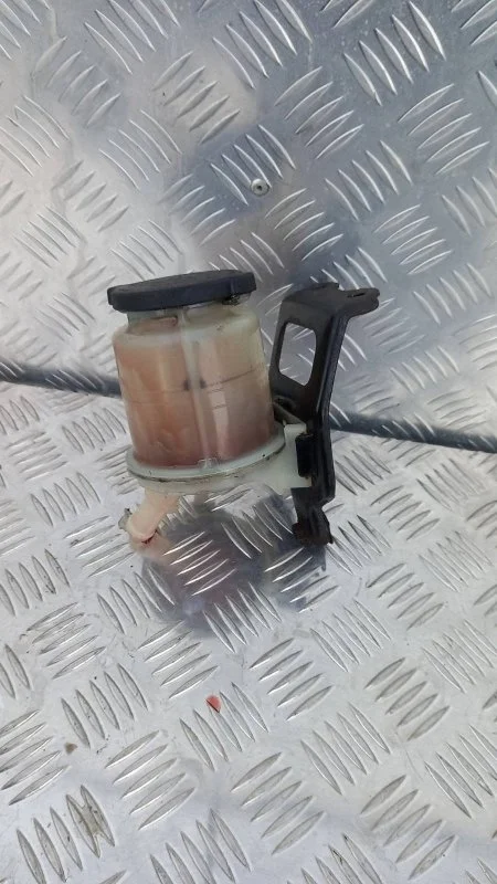 Бачок гидроусилителя Toyota Hilux (2005-2015) 2010 443600K021 2.5 D 2KDFTV