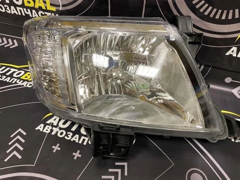 Фара правая Toyota Hilux (2005-2015) 2010 811100K440