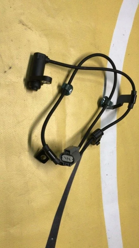 Датчик ABS задний правый Mitsubishi L200 (2006-2015) 2006 MN102578