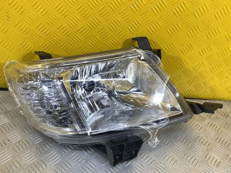 Фара правая Toyota Hilux (2005-2015) 2013 811100K440