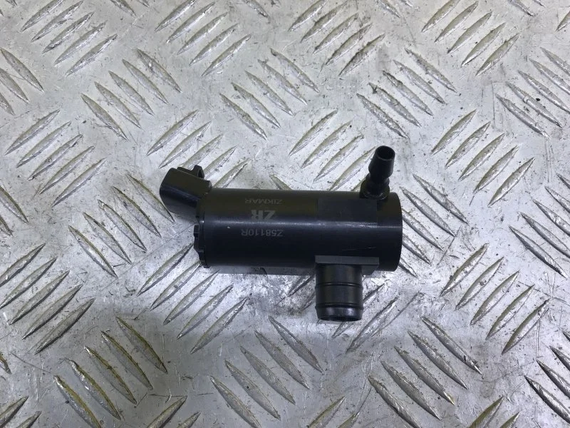 Насос (моторчик) омывателя фар Toyota Hilux (2015-2021) 2018 8528033030