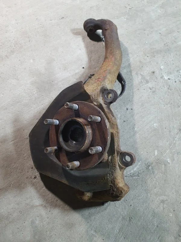 Кулак поворотный левый Nissan Pathfinder (R51M) 2004-2013 2013 400155X00C ВНЕДОРОЖНИК 2.5 D YD25DDTI