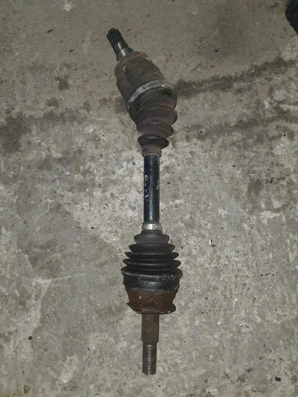 Полуось передняя левая (приводной вал, ШРУС) Nissan Navara (D40) 2004-2015 2007 39100EB300 2.5 D YD25DDTI